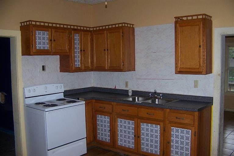 2nd image of 425 4th St