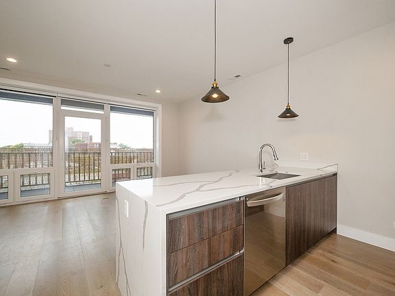 2nd image of 2342 W Adams St #402