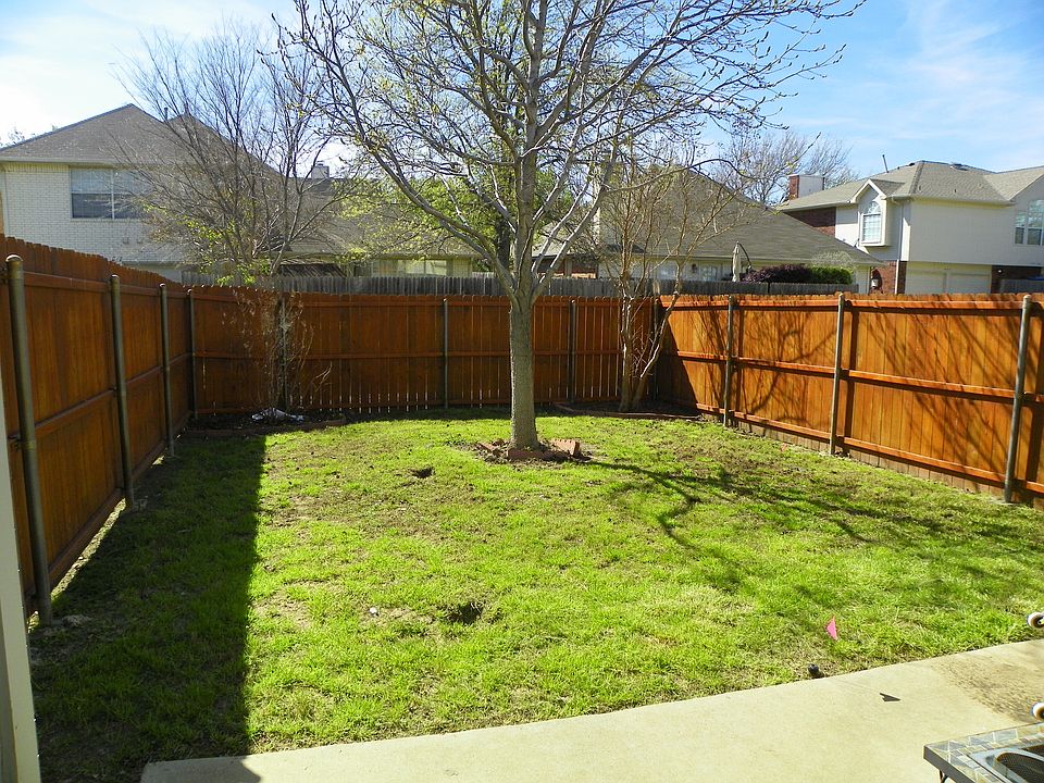 2nd image of 916 Hawthorne Dr