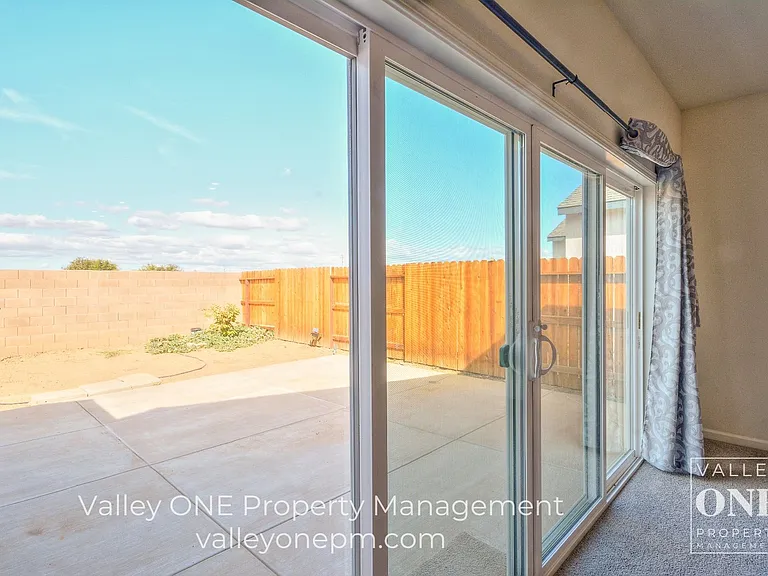 933 Tipton Ln — Photo 25