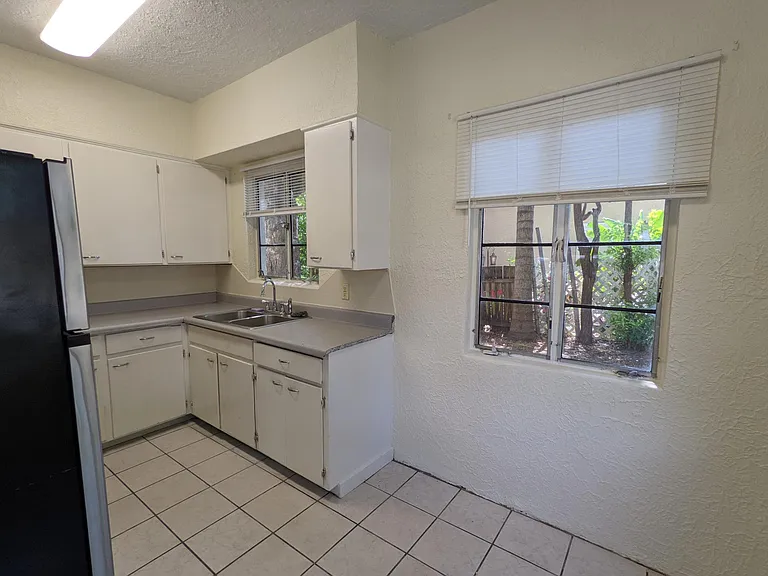 1005 Plaza St — Photo 4