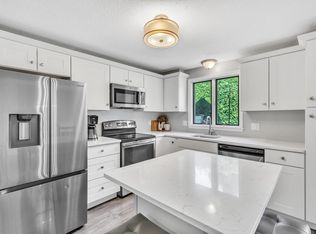 17 Mansion Woods Dr #E, Agawam, MA 01001