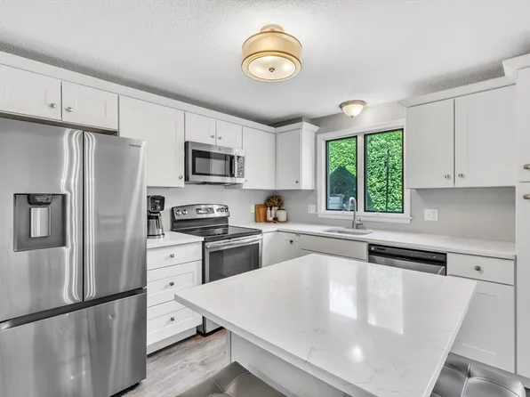 17 Mansion Woods Dr #E, Agawam, MA 01001