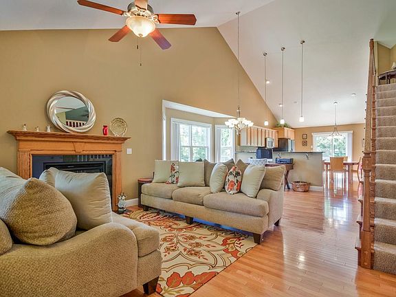 4th image of 980 University Dr #A