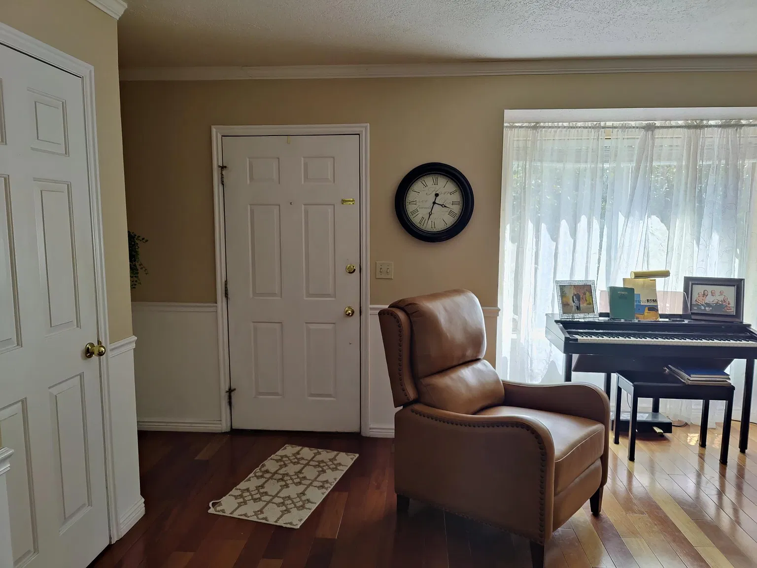 4 bed, 1958 sqft, $2,300 — Photo 3