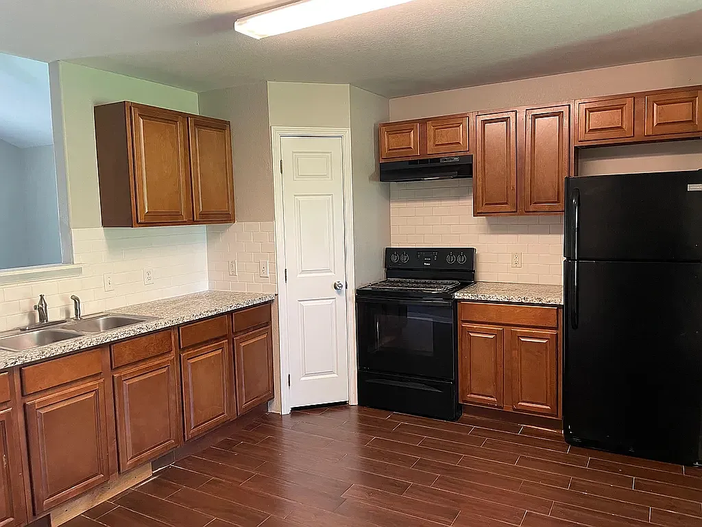 3 bed, 826 sqft, $1,450 — Photo 2