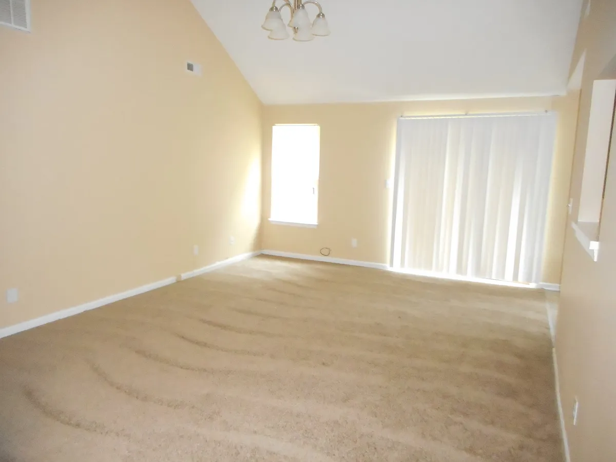 Building Photo - 2731 Daffodil Dr