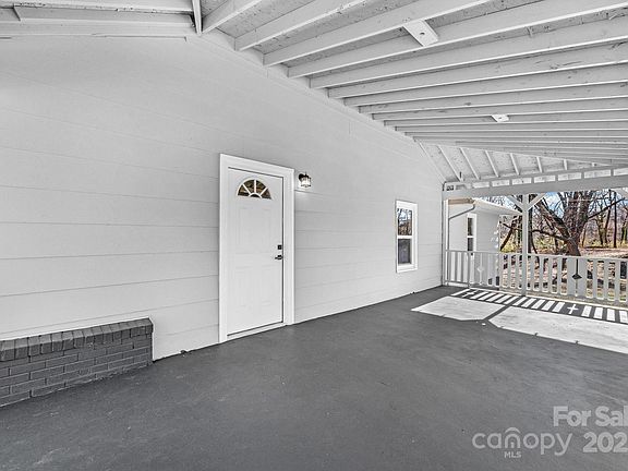 4th image of 1106 1/2 N Oakwood St