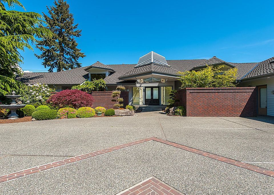 Main drive to 5 car garage