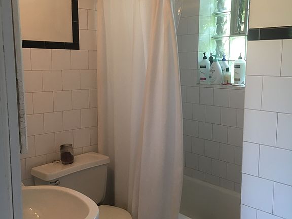 3rd image of 2058 N Kenmore Ave #3