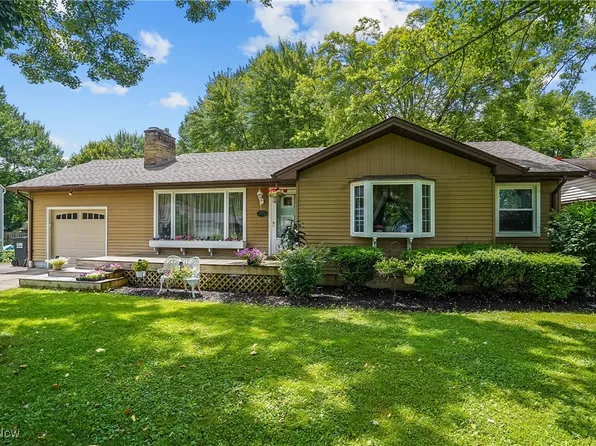 2970 Meadow Ln, Youngstown, OH 44511