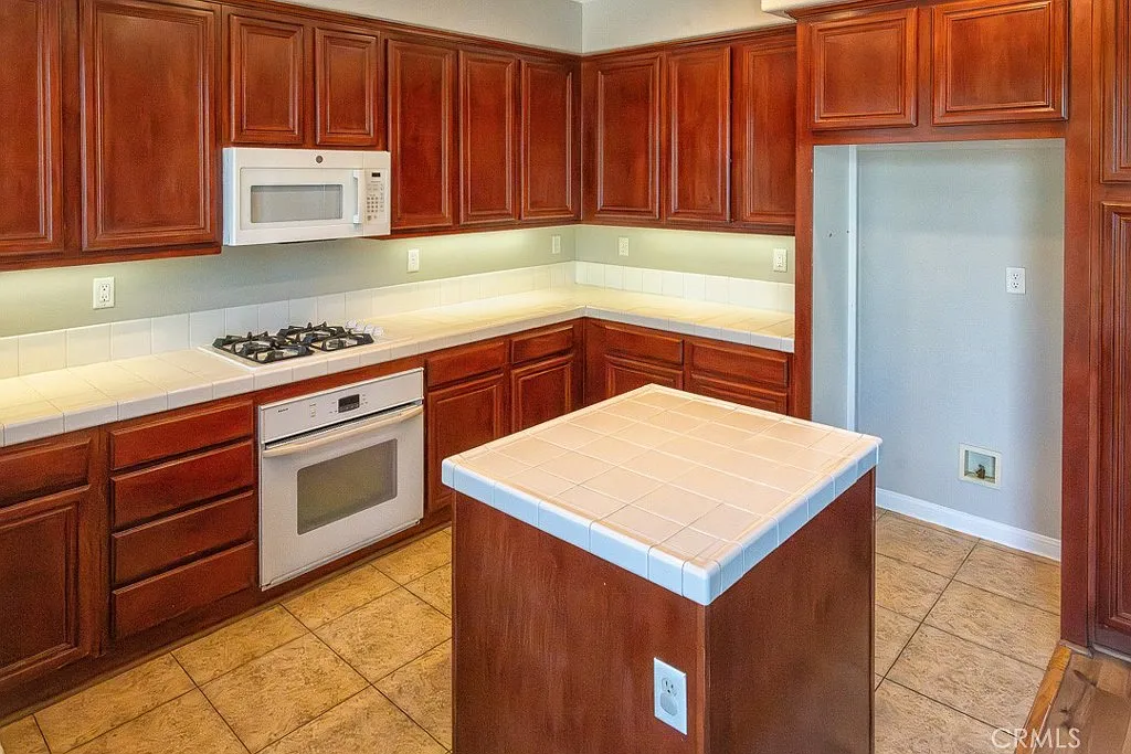 5 bed, 2696 sqft, $3,500 — Photo 3