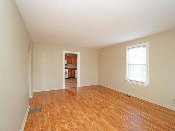 4th image of 228 Augusta St