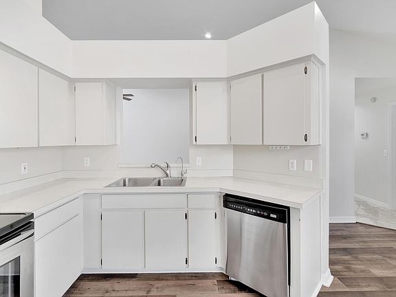 4th image of 3119 Stonewater Dr