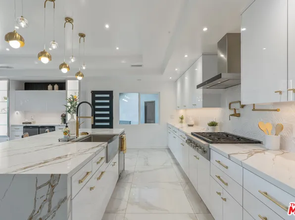 4854 Brewster Dr, Tarzana, CA 91356