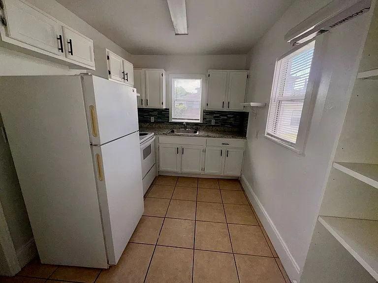 2330 S Fern Creek Ave — Photo 4