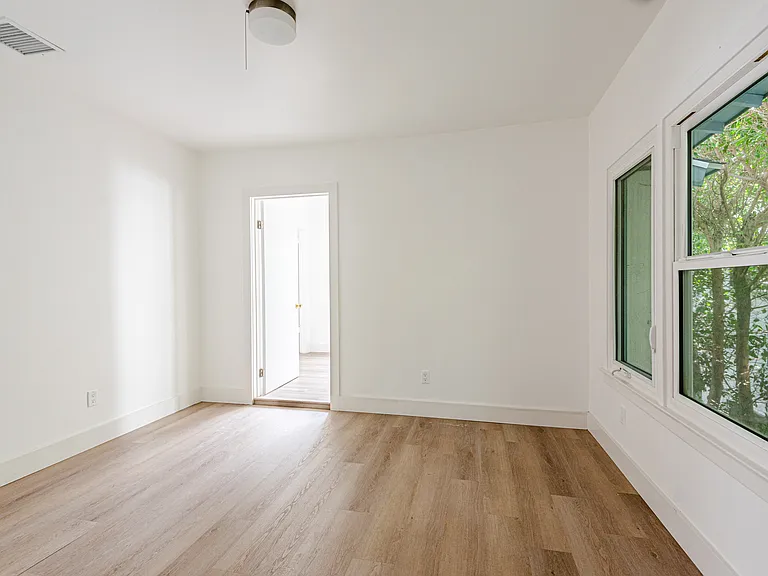 1040 N Crescent Heights Blvd — Photo 27