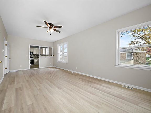 5th image of 2637 Commercial Ave