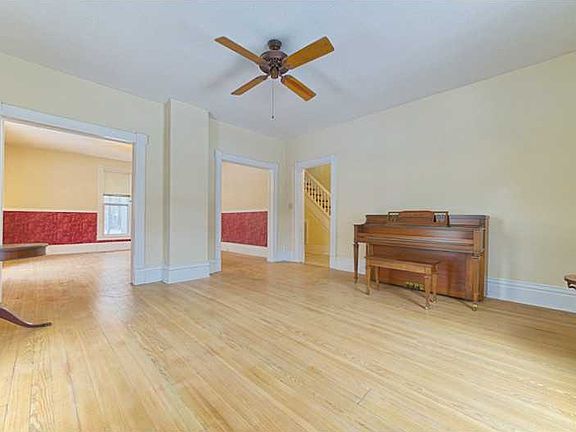 3rd image of 210 SW D St