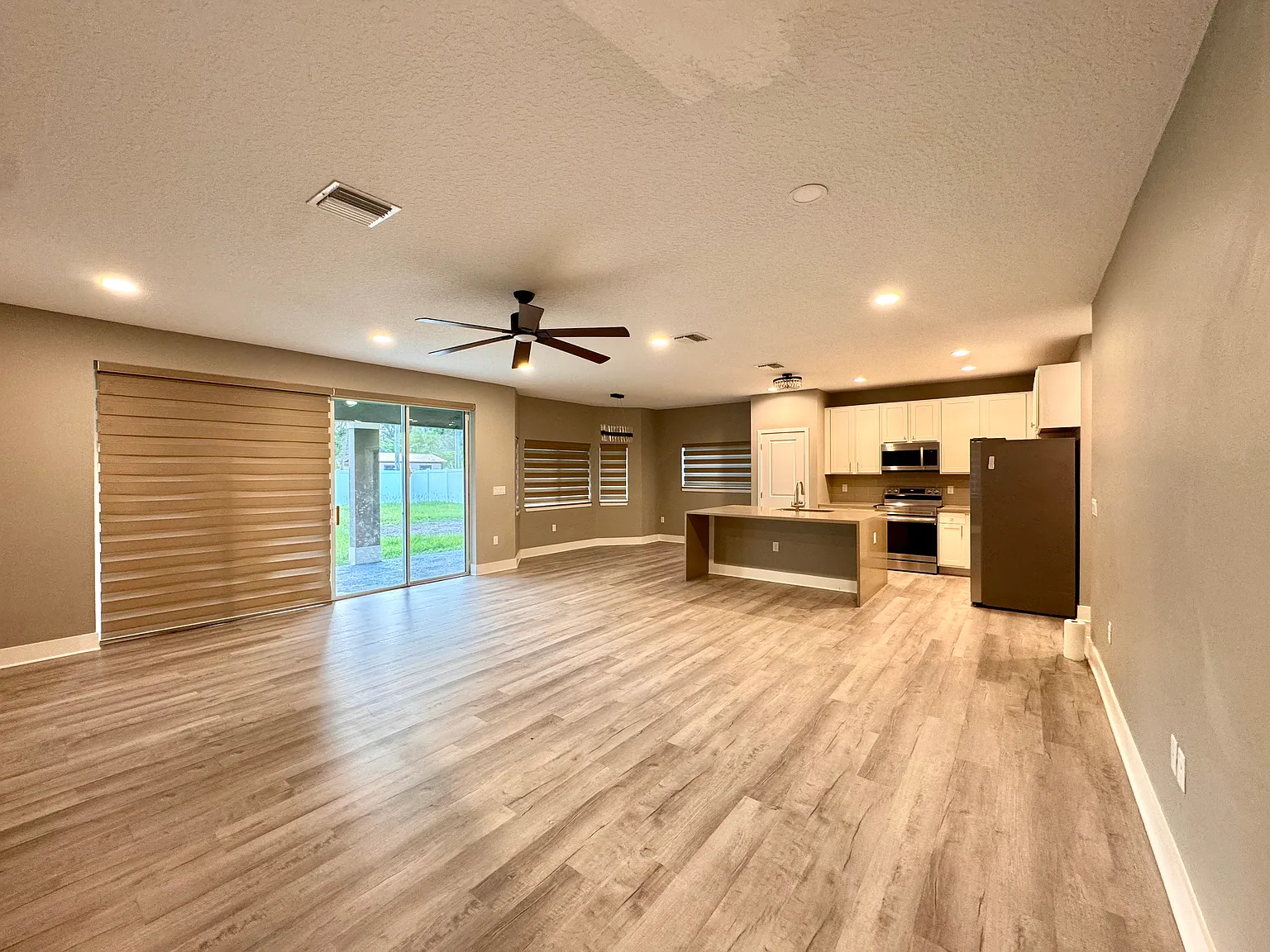 3 bed, 2.5 bath, 2078 sqft, $2,400 — Photo 4