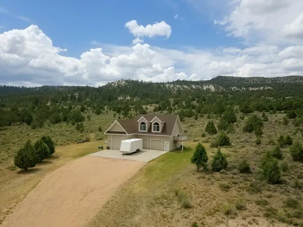 1650 S Mammoth Valley Dr, Hatch, UT 84735