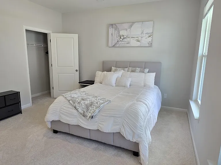 Main Floor Master Suite with Full Bath En-Suite!