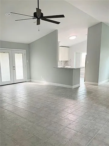 1028 Kingsway Dr W — Photo 4