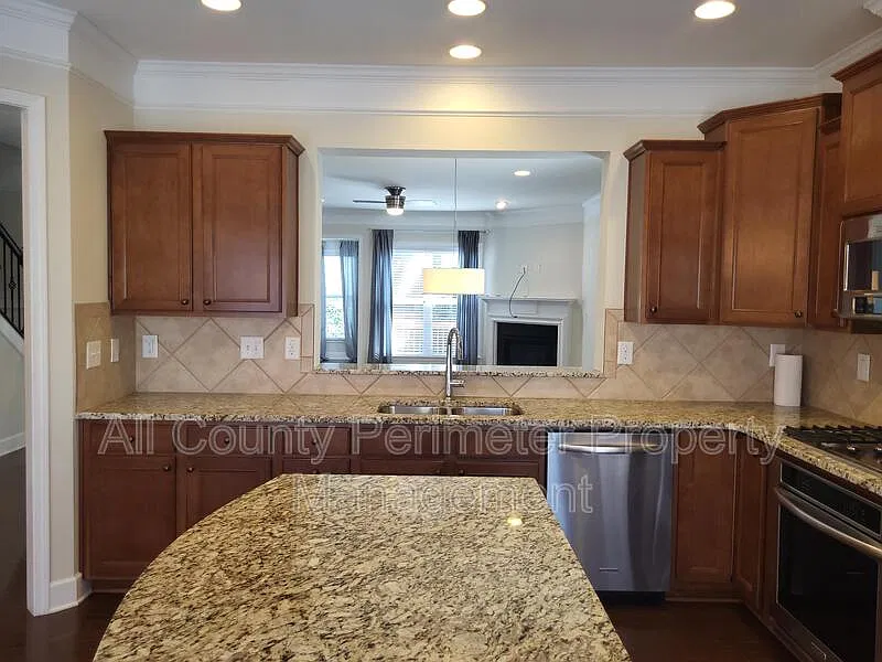 3 bed, 3.5 bath, 2710 sqft, $2,995 — Photo 4