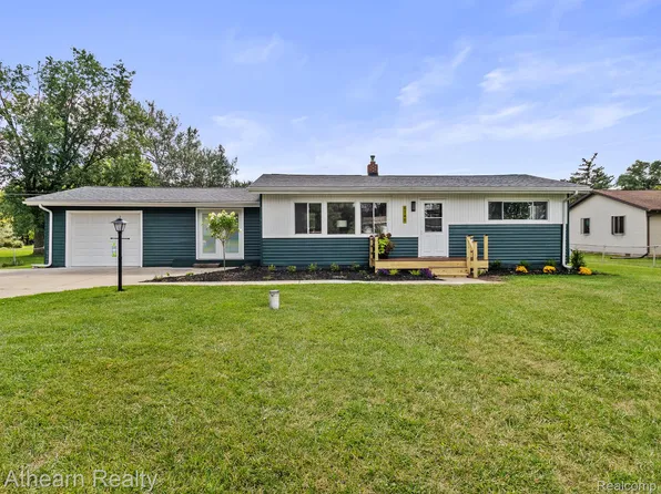 6146 Sun Valley Dr, Grand Blanc, MI 48439