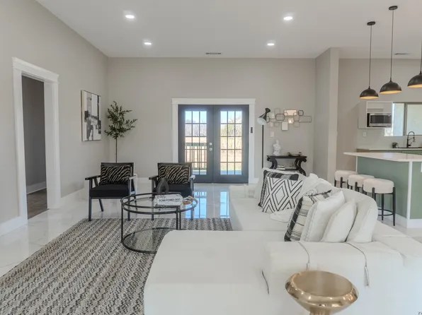 185 E Medium Meadow, Lytle, TX 78052