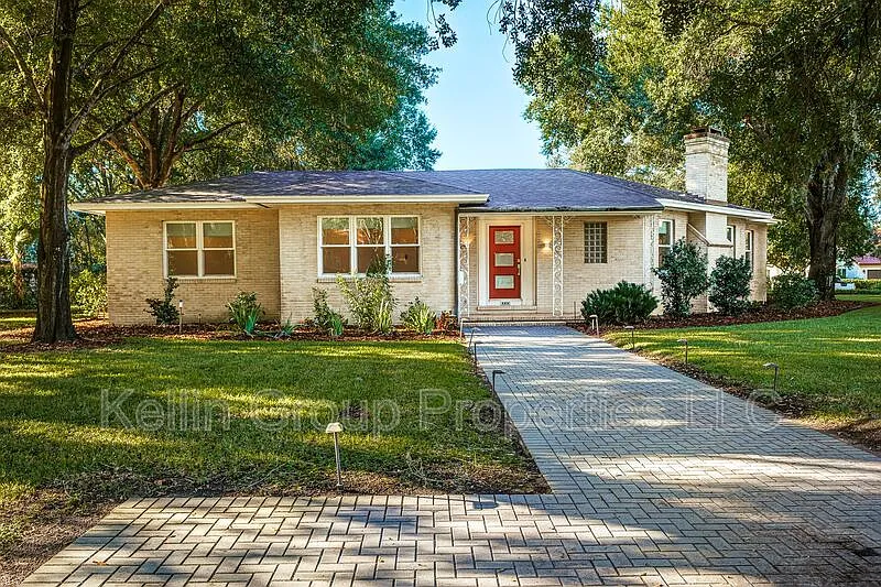 3 bed, 2.0 bath, 2403 sqft, $3,495 — Photo 2