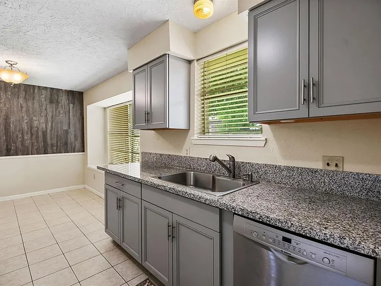 9718 Shady Tree Ln — Photo 8