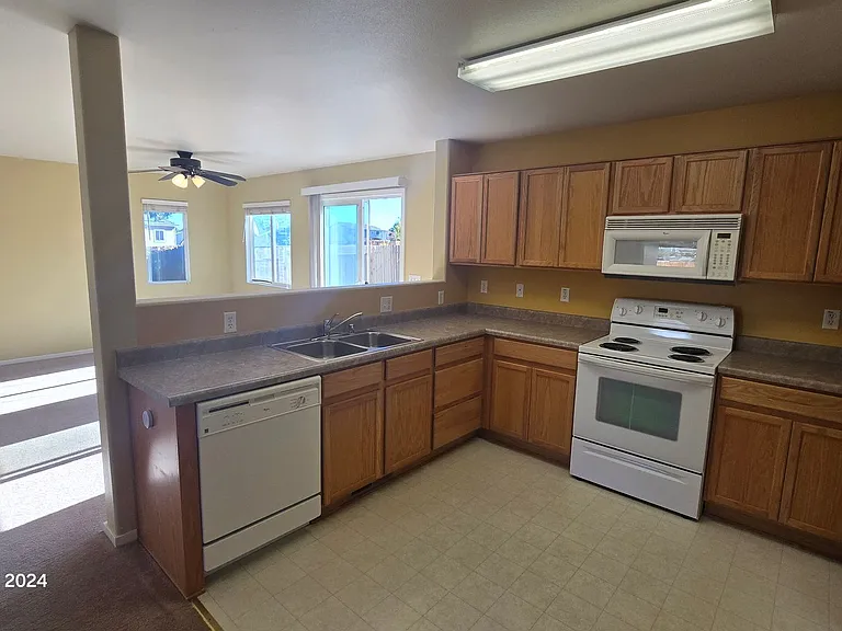 8778 Sunset Breeze Dr — Photo 10