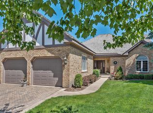 33 Lancaster Ct, Burr Ridge, IL 60527