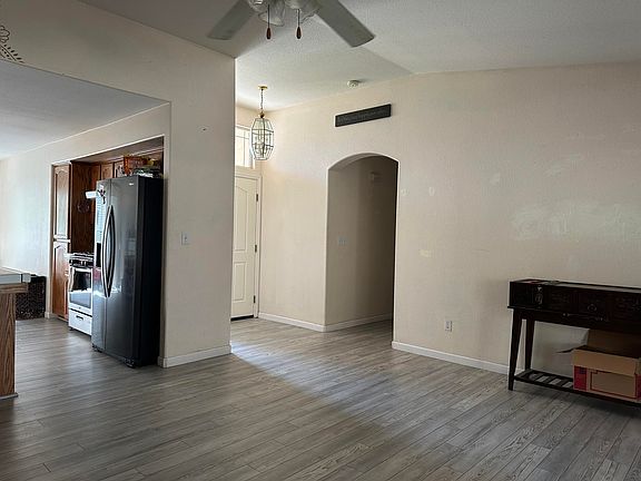4th image of 2450 E Beech Avenue