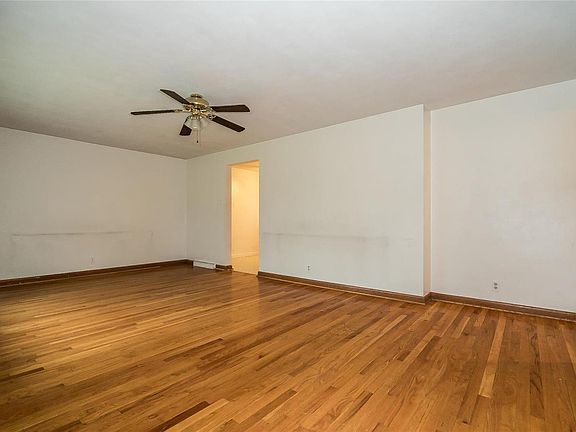 2nd image of 807 Meadow Acres Ln