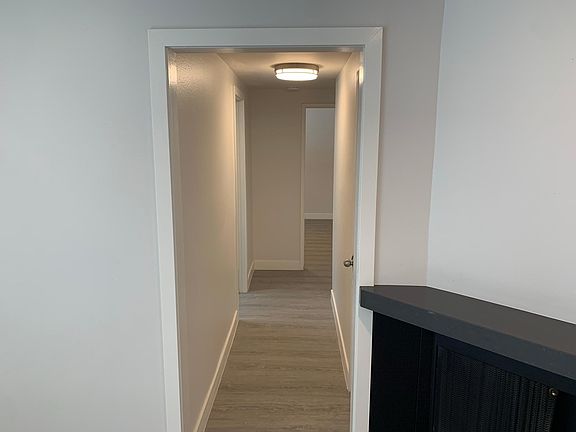 4th image of 1-3943 E 4th St #1