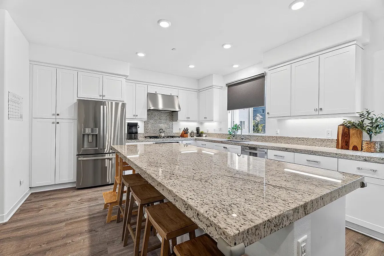 3 bed, 1870 sqft, $3,900 — Photo 3