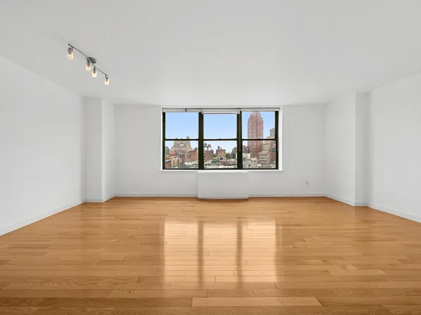 2250 Broadway image 2 of 12