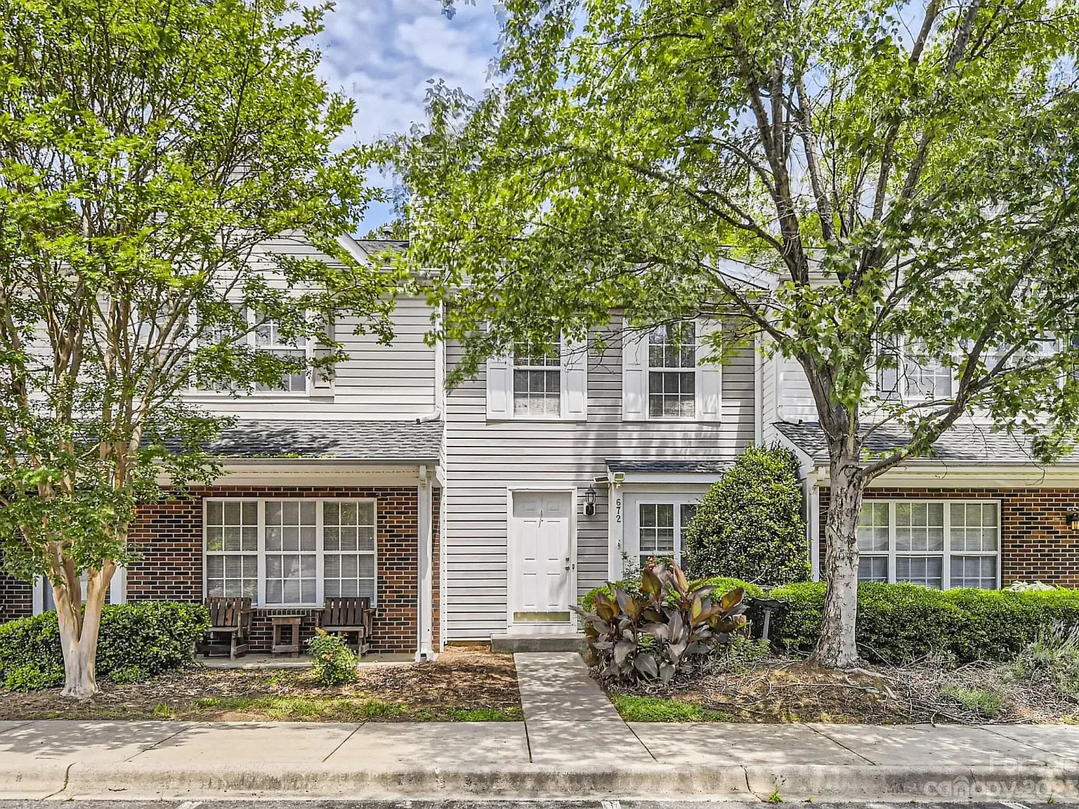 672 Emerald Cove Dr — Photo 1