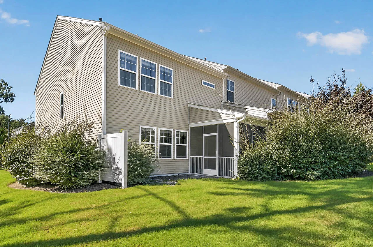 4 bed, 2.5 bath, 2000 sqft, $2,200 — Photo 4