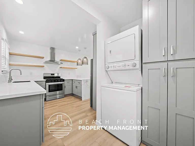 2450 Oak St — Photo 11