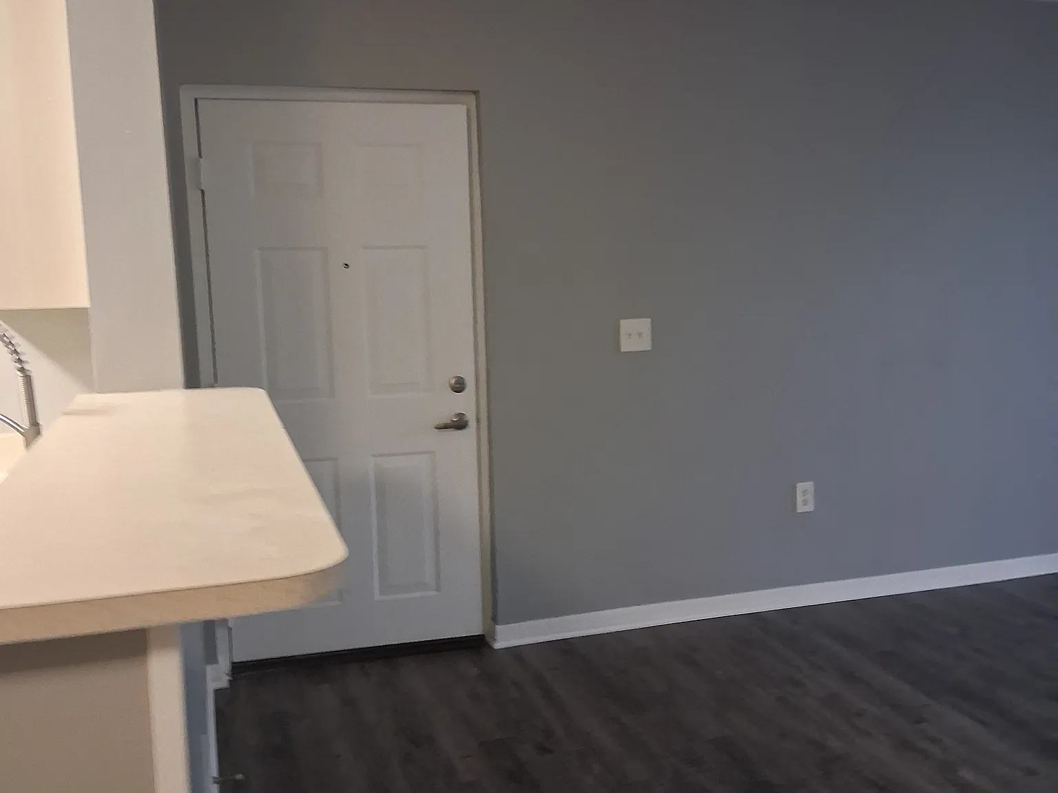 1 bed, 820 sqft, $1,910 — Photo 4