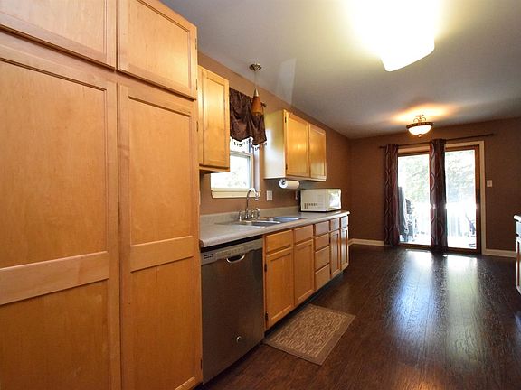 3rd image of 982 Essex Dr