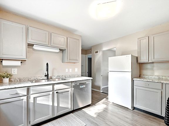3rd image of 1030 NE Michigan Ave