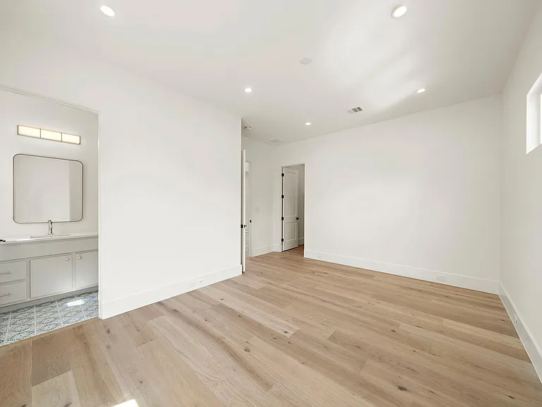 408 Pecore St — Photo 29