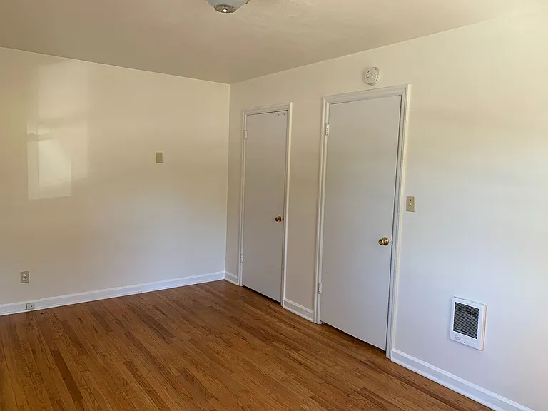 5104 Franklin Court Apartments — Photo 12