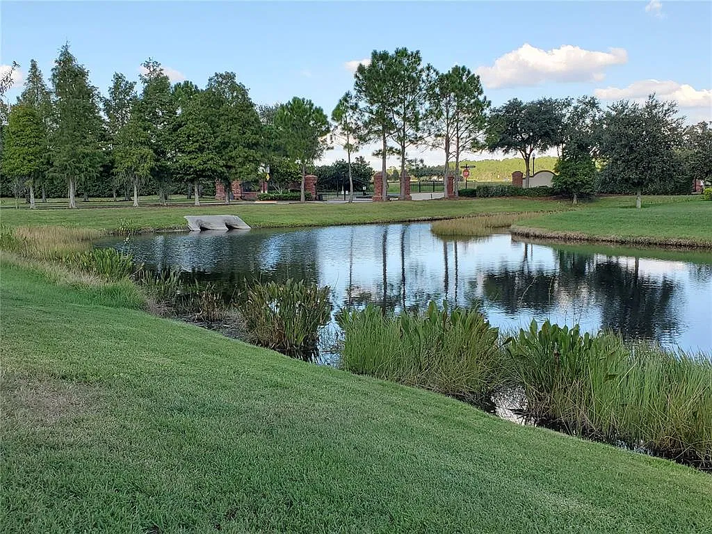 3 bed, 2.0 bath, 1801 sqft, $2,430 — Photo 3