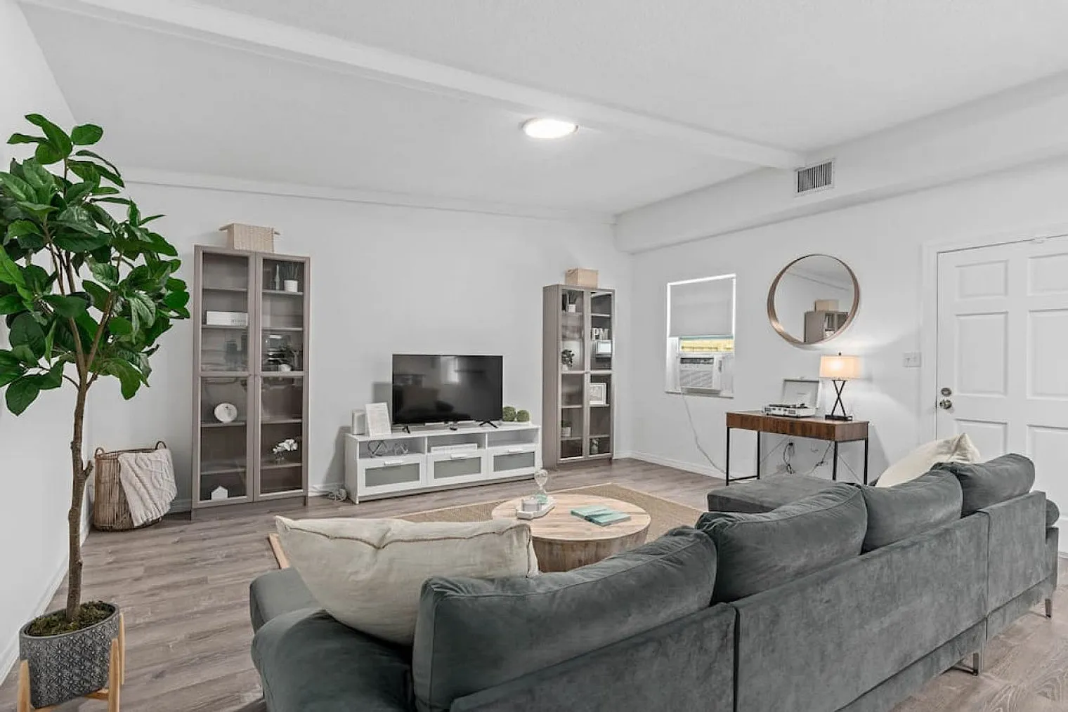 3 bed, 1.0 bath, 19676 sqft, $3,825 — Photo 2