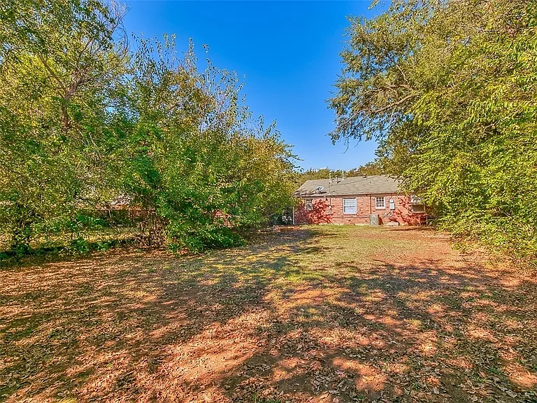 1836 Westchester Dr — Photo 10